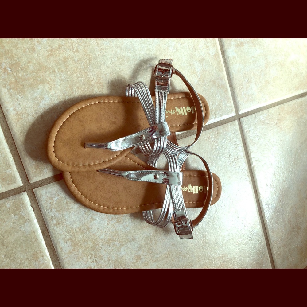 NWOT Dollymix size 7 silver sandal